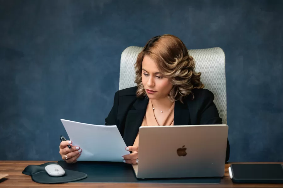 Lic. Jennifer Rodríguez revisando documentos para una consulta empresarial