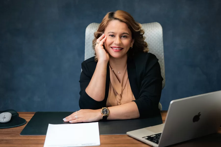 Lic. Jennifer Rodríguez atendiendo una consulta de propiedad intelectual