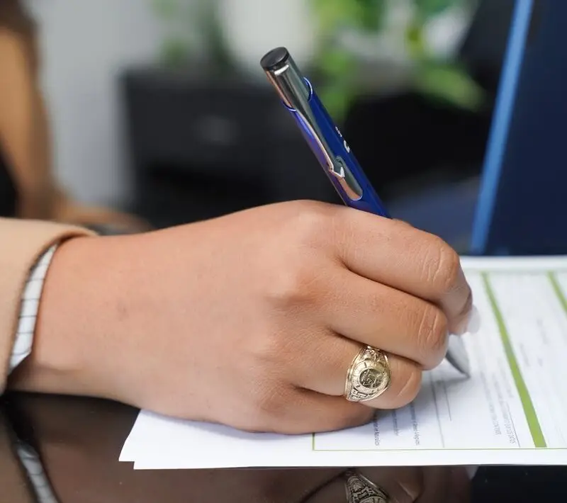 Firma de un acuerdo para estructurar un consorcio empresarial